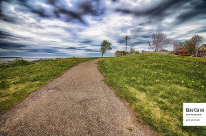 Sentier de vélo sous le ciel nuageux