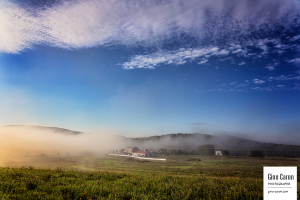 Ferme dans la brume
