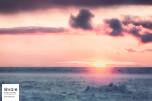 Couche de soleil sur le fleuve glacé