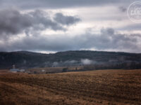 Paysage rural et ciel nuageux