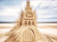 Les restes d’un château de sable sur une plage II