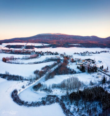 La rivière sinueuse qui mène au centre du village