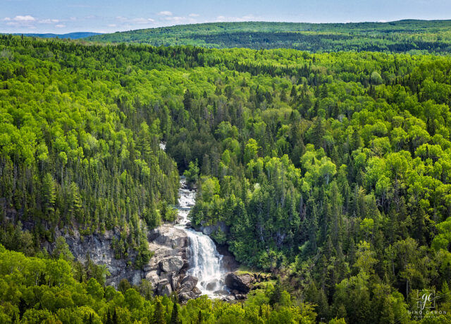 La chute Neigette dans son écrin de verdure printanière  Photo prise ce midi.
